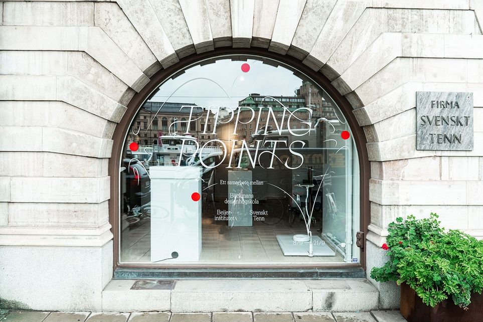 The Tipping Points exhibition window at Svenskt Tenn, a collaboration between Beckmans, the Beijer Institute and Svenskt Tenn