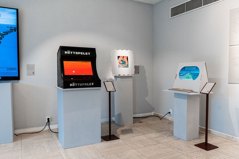 Köttspelet arcade cabinet in the exhibition at Svenskt Tenn